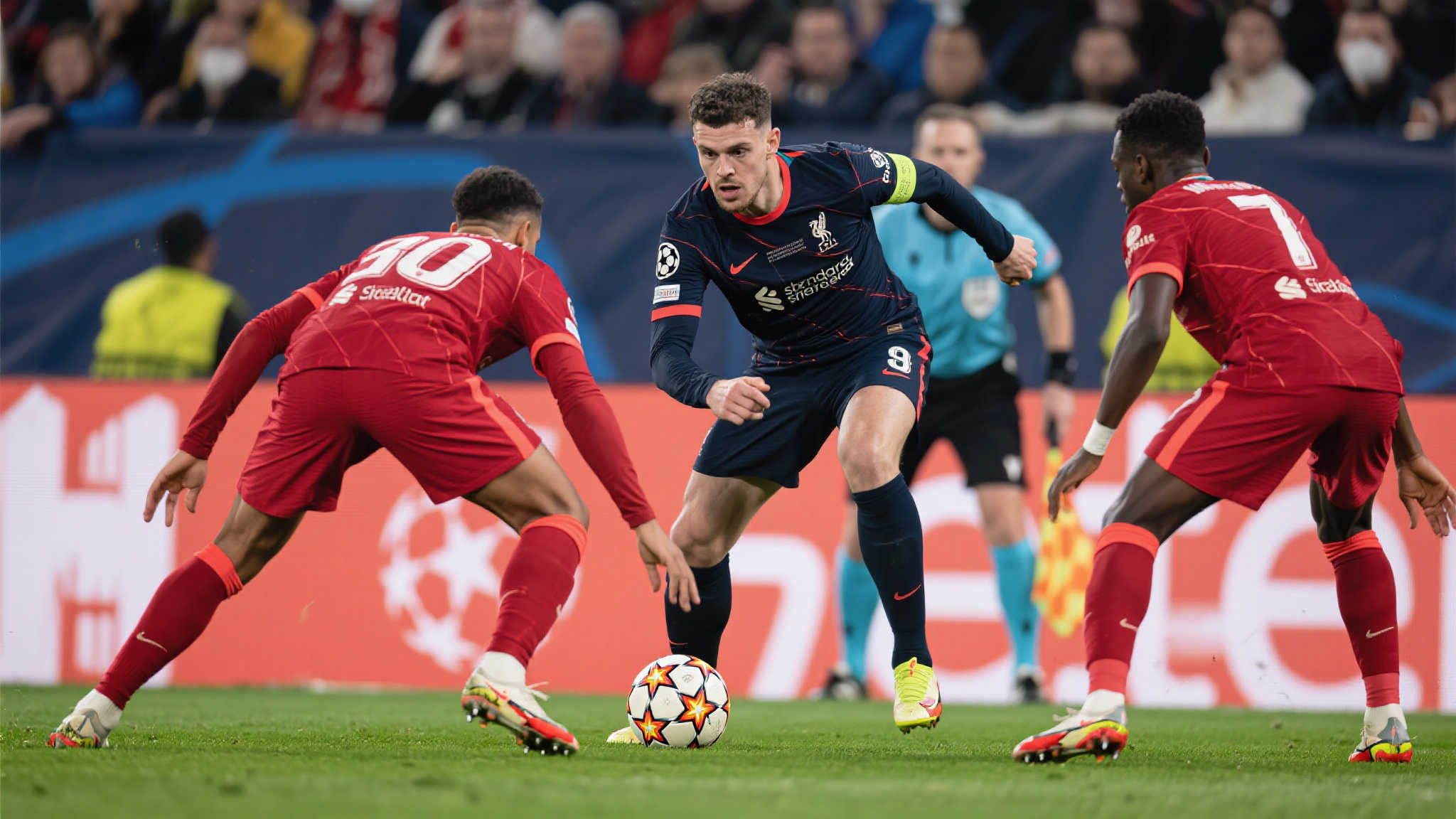 过去，以进攻见长的球员往往主导媒体关注，可现代足球